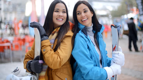 Dos-Hermosas-Jóvenes-Morenas-Practicantes-De-Snowboard