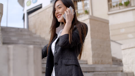 Mujer-Joven-Feliz-Charlando-En-Su-Móvil