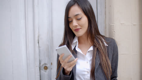 Una-Joven-Atractiva-Enviando-Un-Mensaje-De-Texto.