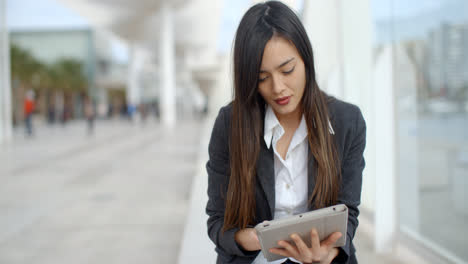 Mujer-Joven-Con-Estilo-Usando-Su-Tablet-pc