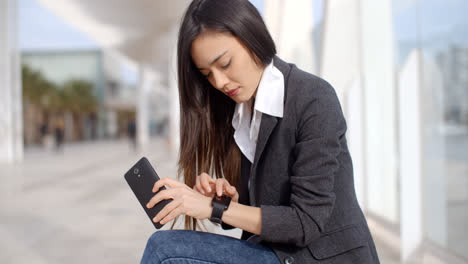 Young-woman-checking-the-time-with-a-frown