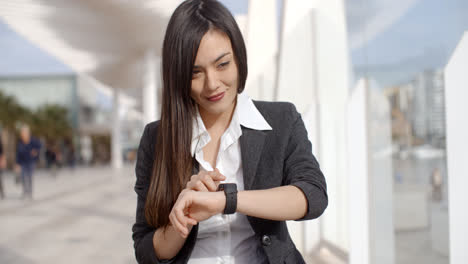 Mujer-Joven-Revisando-Su-Reloj-De-Pulsera-Para-Ver-La-Hora.