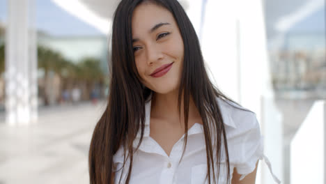 Una-Mujer-Bastante-Joven-Con-Un-Top-Blanco-De-Verano