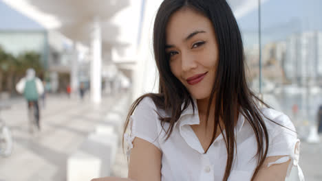 Una-Mujer-Bastante-Joven-Con-Un-Top-Blanco-De-Verano