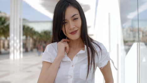 Una-Mujer-Bastante-Joven-Con-Un-Top-Blanco-De-Verano