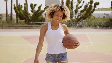 Mujer-Joven-Deportiva-Con-Una-Pelota-De-Béisbol-En-Una-Cancha.