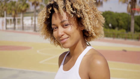 Una-Joven-Atleta-Femenina-Caminando-Con-Baloncesto