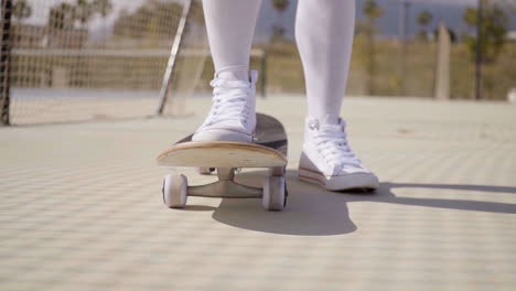 Froschperspektive-Eines-Skaters-In-Weißen-Turnschuhen