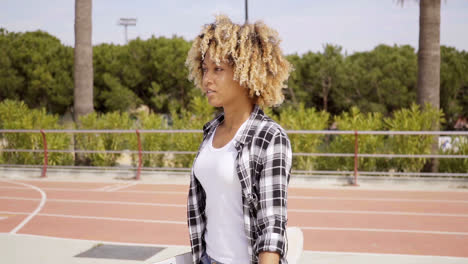 Una-Joven-Patinadora-Caminando-Con-La-Tabla-En-La-Mano.