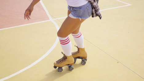 Mujer-Joven-Patinaje-Al-Aire-Libre