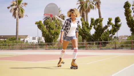 Frau-In-Rollschuhen-Auf-Basketballplatz