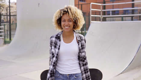 Charismatische-Junge-Frau-Mit-Einem-Skateboard