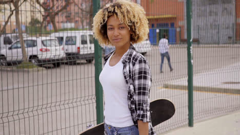 Sexy-Hermosa-Chica-Caminando-Con-Patineta