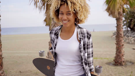 Sexy-Schönes-Mädchen-Mit-Longboard-Am-Strand