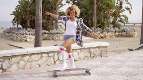 Mujer-Joven-Sexy-Juguetona-Posando-Con-Una-Patineta