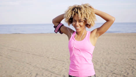 Sexy-Mujer-Joven-Bien-Formada-En-Una-Playa