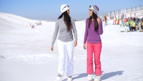 Zwei-Attraktive-Junge-Frau-Zu-Fuß-Im-Frischen-Schnee