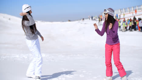 Zwei-Junge-Frauen-Bei-Einer-Schneeschlacht