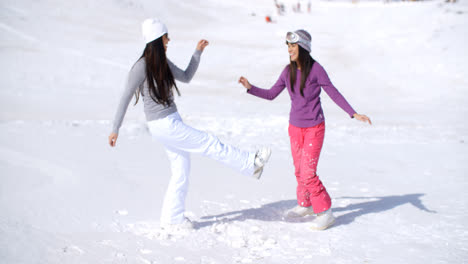 Dos-Mujeres-Jóvenes-Retozando-En-La-Nieve-Del-Invierno