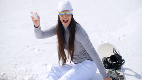 Mujer-Joven-Juguetona-Lanzando-Una-Bola-De-Nieve