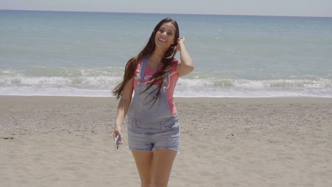 Glückliche-Schöne-Frau-Zu-Fuß-In-Der-Nähe-Von-Strand