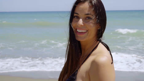 Hermosa-Mujer-Feliz-En-Una-Playa-Tropical