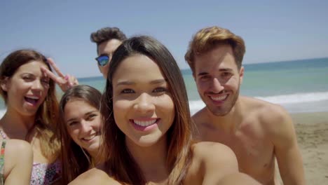 Gruppe-Von-Freunden-Macht-Selfie-Am-Sonnigen-Strand