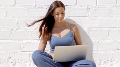 Junge-Frau-Arbeitet-An-Einem-Laptop-In-Der-Sonne