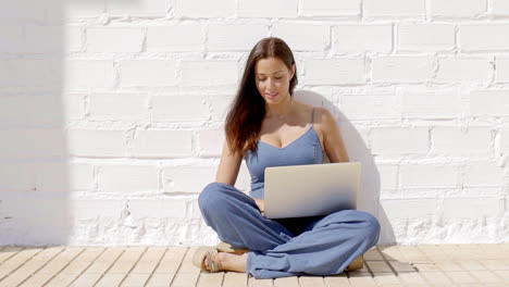 Junge-Frau-Arbeitet-An-Einem-Laptop-In-Der-Sonne