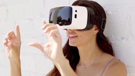 Mujer-Joven-Con-Gafas-De-Realidad-Virtual.