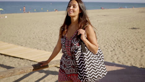 Stilvolle-Frau-Mit-Einem-Glücklichen-Lächeln-Am-Strand