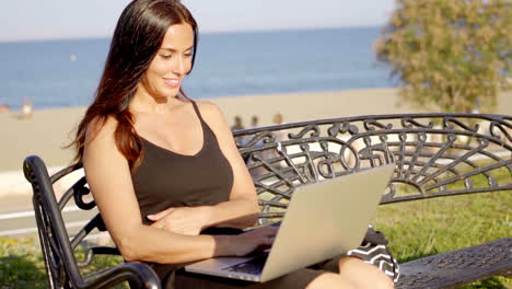 Mujer-Atractiva-Trabajando-Al-Aire-Libre-En-Una-Computadora-Portátil.