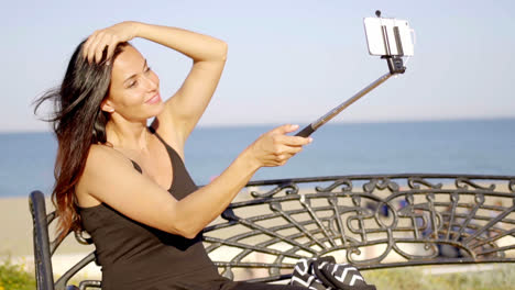 Una-Mujer-Joven-Y-Bonita-Tomando-Un-Selfie-En-Su-Móvil