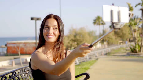 Sonriente-Mujer-Joven-Y-Bonita-Tomando-Su-Selfie