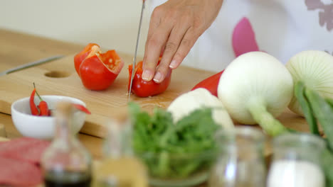 Ama-De-Casa-Cortando-Un-Pimiento-Rojo-Fresco