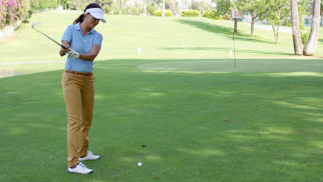 Golferin,-Die-Gerade-Einen-Schlag-Auf-Dem-Grün-Spielt