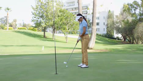 Mujer-Golfista-Haciendo-Fila-Para-Un-Putt