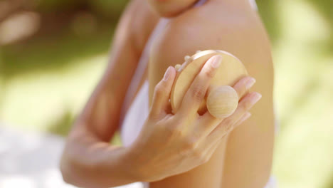 Close-up-on-skin-brush-on-shoulder