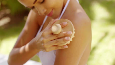 Close-up-on-skin-brush-on-shoulder