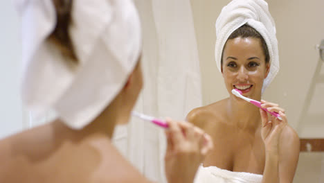 Young-woman-cleaning-her-teeth