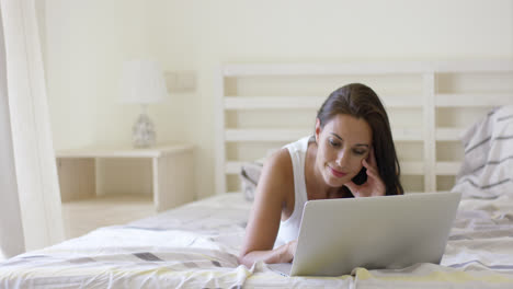 Junge-Frau-Mit-Laptop-Im-Bett-Liegend-Bed