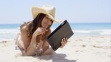 Bella-Mujer-En-La-Playa-Con-Sombrero-De-Paja