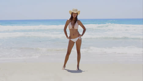 Hermosa-Mujer-Joven-Sexy-Caminando-En-La-Playa