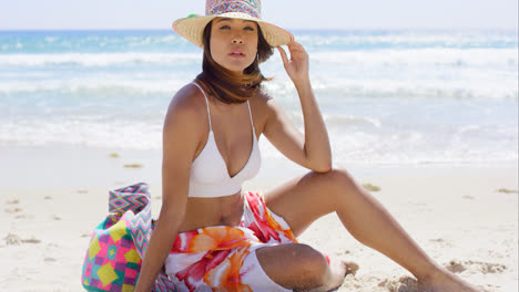 Hübsche-Junge-Frau-Sitzt-Auf-Dem-Strandsand