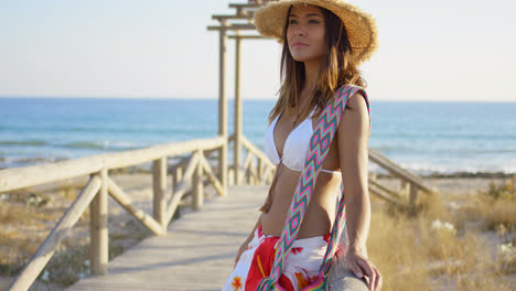 Junge-Frau-Auf-Einer-Hölzernen-Strandpromenade