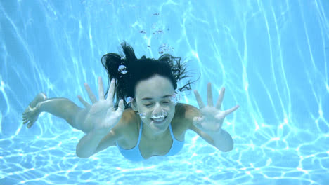 Glückliche-Junge-Frau-Lächelt-Unter-Wasser