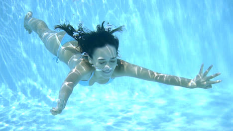 Glückliche-Junge-Frau-Lächelt-Unter-Wasser