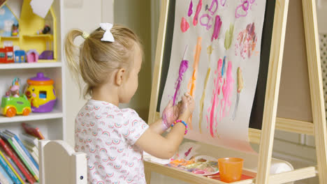 Niña-Artística-Pintando-Un-Diseño-Creativo