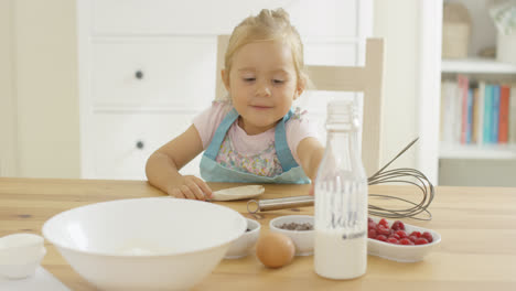 Süßes-Baby-Beim-Backen-In-Der-Küche