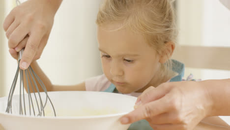 Fasziniertes-Kleines-Mädchen-Lernt-Backen